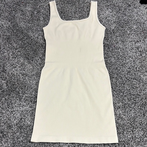 Elegant White Ribbed Dress - Picture 1 of 3